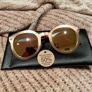 WOMEN’S (NWT) “FREE PEOPLE” GOLD MIRRORED SUNGLASSES WITH CASE
